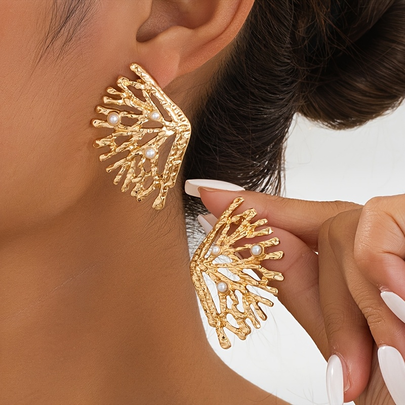 Women's Western Retro Hollow Coral Imitation Pearl Earrings